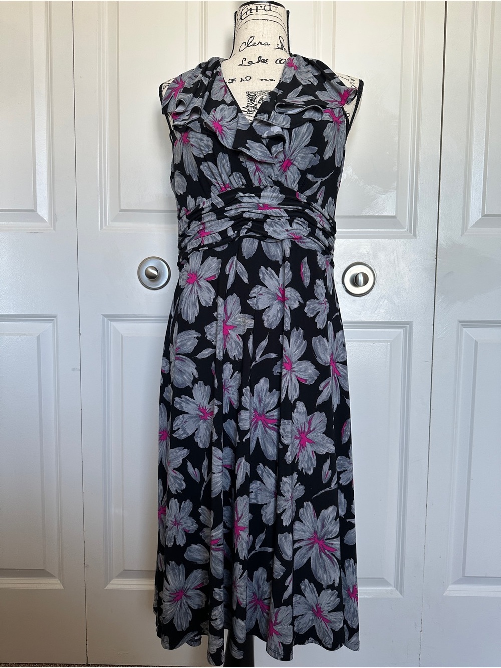 Evan Picone Black Gray Pink Floral A-Line Dress Sleeveless V-Neck Ruffle Midi 10